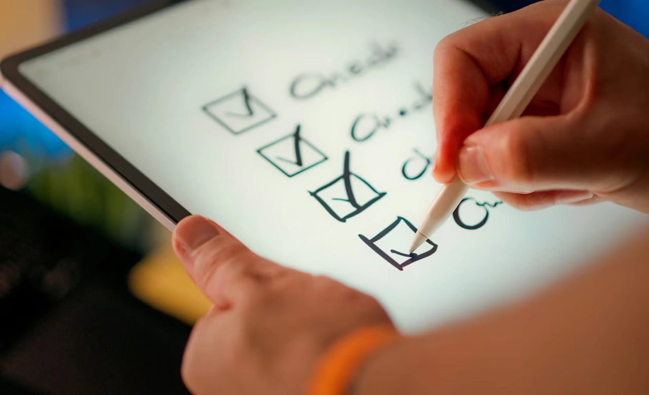 persona con una checklist